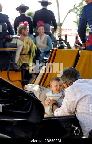 Nonno che si prende cura del nipote alla Fiera di aprile (Feria de Abril), Fiera di Siviglia (Feria de Sevilla) Foto Stock