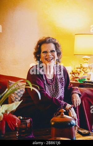 Claudia Cardinale fotografata durante una foto editoriale di moda nel suo bellissimo appartamento con vista sulla Senna e Ile Saint Louis a Parigi, 2011. Foto Stock
