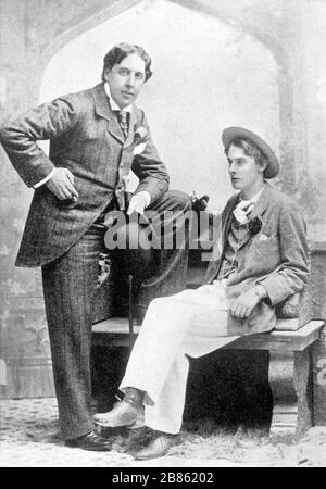 OSCAR WILDE poeta irlandese, romanziere e drammaturgo a sinistra con Lord Alfred Douglas nel maggio 1893 Foto Stock