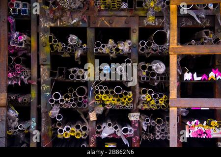 Tubi di ferro impilati in magazzino Foto Stock