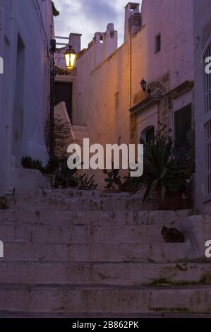 Vecchia strada cittadina nel centro storico di Ostuni, Italia Foto Stock