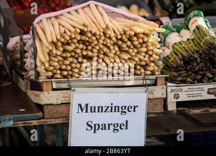 Friburgo, Germania. 20 Marzo 2020. Asparagi tedeschi freschi di Munzingen si trovano su un tavolo presso lo stand del mercato Munster. A causa della pandemia di Corona, la città di Friburgo impone un coprifuoco per gruppi più grandi. Dal 21 marzo al 3 aprile si applicherà un cosiddetto divieto di accesso ai luoghi pubblici. Credit: Patrick Seeger/dpa/Alamy Live News Foto Stock