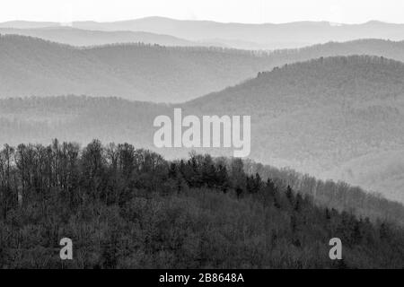 L'inverno e la nebbia rivelano le linee di montagne alla Valle di Bad Fork si affacciano sulla Blue Ridge Parkway vicino ad Asheville, NC, Stati Uniti Foto Stock