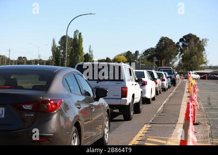 (200320) -- CANBERRA, 20 marzo 2020 (Xinhua) -- Foto scattata il 20 marzo 2020 mostra le persone in attesa in linea nelle loro vetture per il test COVID-19 presso una clinica di coronavirus drive-through presso il Parco Esposizioni di Canberra, Australia. Una clinica di screening dei coronavirus drive-through presso il Exhibition Park di Canberra (EPIC) è stata aperta al pubblico venerdì, dove le persone potevano essere testate senza scendere dall'auto. (Foto di Chu Chen/Xinhua) Foto Stock