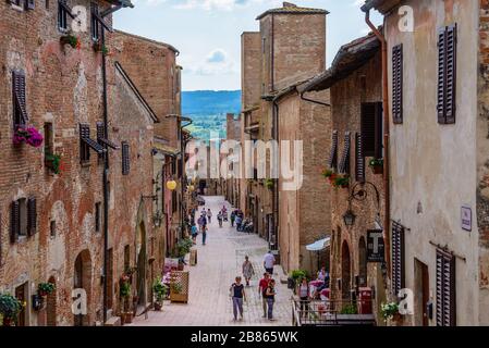 Certaldo, Toscana / Italia: Via Giovanni Boccaccio - la principale arteria della parte alta medievale del paese chiamata Certaldo Alto. Foto Stock