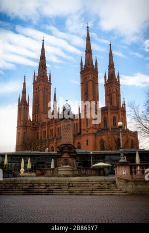 Marktkirche (Chiesa del mercato) a Wiesbaden, in Germania, è una cattedrale neogotica. È la chiesa protestante principale nella capitale dello stato, Hesse. Foto Stock