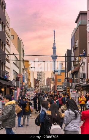 tokyo, giappone - gennaio 28 2020: Turisti che prendono selfie con la torre dello Skytree di Tokyo nelle strade vicine del tempio Sensoji ad Asakusa. Foto Stock