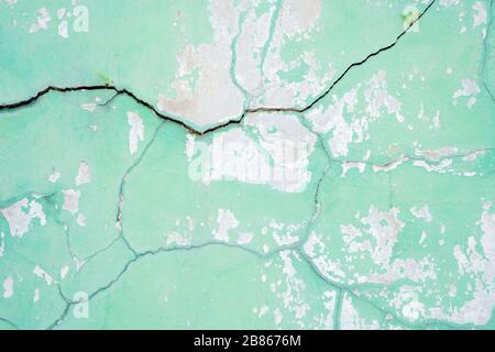 Sfondo le pareti verdi dello stile vintage si sono incrinate. Sono vecchi e sporchi, con alchimia antica. Foto Stock