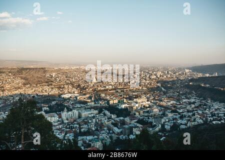 Splendida vista aerea dell'architettura di Tbilisi in Georgia. Foto Stock