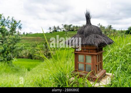 Lampada tradizionale balinese ad angolo in Jatiluwih risaie terrazze, Bali - Indonesia Foto Stock