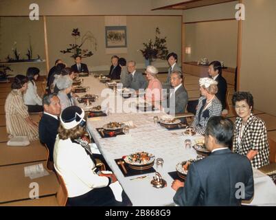 L'HRH Princess Diana partecipa al pranzo presso la fabbrica di automobili Nissan a Tokyo, Giappone, maggio 1986 Foto Stock