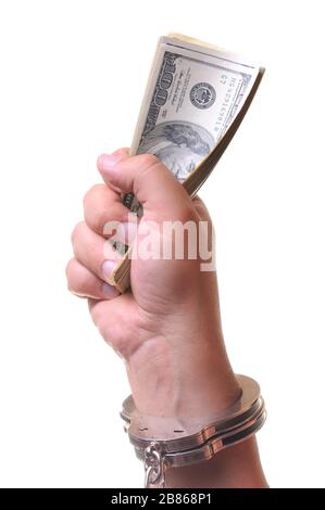 La mano di primo piano in manette stretta stretta un pacco di cento fatture del dollaro su un concetto bianco di fondo. Crimine e punizione per il F Foto Stock