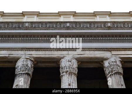 Roma, Italia, marzo 2015. Il dettaglio delle restanti colonne dell'antico tempio di Adriano di fronte a Piazza pietra a Roma Foto Stock