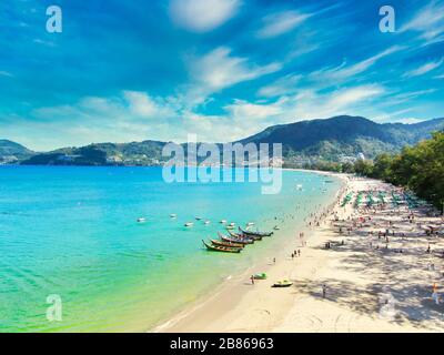 Vista aerea con drone. Turisti alla spiaggia di Patong a Phuket Island, Thailandia. Bellissimo paesaggio Hat Patong Beach. Foto Stock