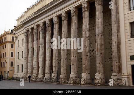 Roma, Italia, i resti delle colonne frontali del tempio di Adriano in piazza pietra Foto Stock