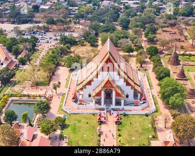 Vista aerea con drone. Wihan Phra Mongkhon Bophit in Ayutthaya , Thailandia. Foto Stock