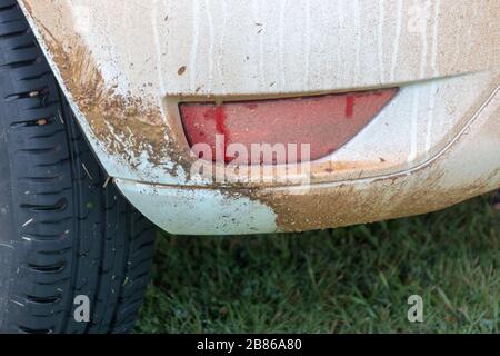 Una vista ravvicinata del lato di un'auto dove il fango è stato spruzzato Foto Stock