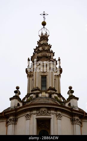 Roma, Italia, marzo 2015. Le morbide curve barocche della cupola vista dal cortile della chiesa di Sant'Ivo alla Sapienza a Roma Foto Stock