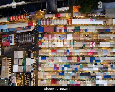 Tourist Walk l'antico mercato a Chatuchak Weekend Market. Mercato del fine settimana di Chatuchak a Bangkok Thailandia. Foto Stock