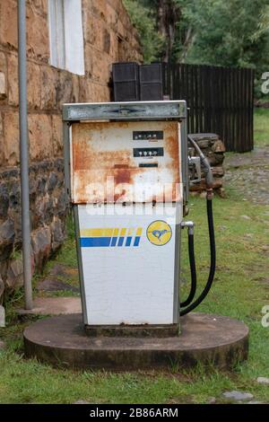 una vista ravvicinata di una vecchia pompa benzina arrugginita non utilizzata Foto Stock