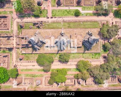 Vista aerea con drone. Tempio di Wat Phra si Sanphet nel Parco storico di Ayutthaya. Patrimonio mondiale dell'UNESCO, Thailandia Foto Stock