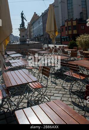 Augusta, Germania. 20 Marzo 2020. Di fronte al Merkurbrunnen su Maximilianstraße, i tavoli e le sedie di un bar di strada sono deserte la mattina tardi. Credit: Stefan Puchner/dpa/Alamy Live News Foto Stock