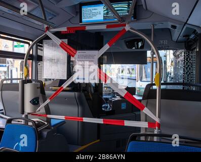 Augusta, Germania. 20 Marzo 2020. In un autobus della società di servizi pubblici l'area intorno al conducente dell'autobus è chiusa con nastro flutter. Il PNV è ulteriormente assottigliato. Credit: Stefan Puchner/dpa/Alamy Live News Foto Stock