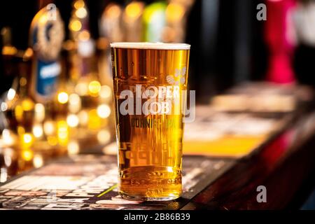 Il lavoro corretto è un'autentica IPA prodotta con acqua di sorgente della Cornovaglia e malto fatto da una miscela di malto compreso l'orzo Maris Otter coltivato nella Cornovaglia. Foto Stock