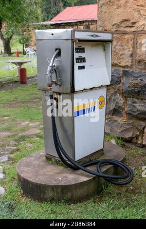 una vista ravvicinata di una vecchia pompa benzina arrugginita non utilizzata Foto Stock