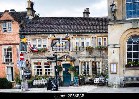 Il pub Flemish Weaver a Corsham Wiltshire con un segno che dichiara che è stato formalmente il Pack Horse Inn dal 1725 al 2001 Foto Stock