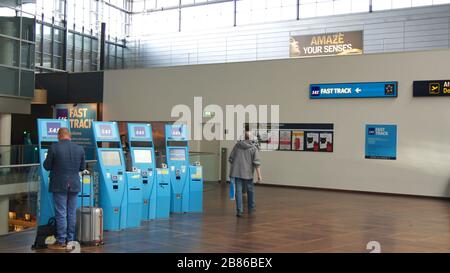 COPENHAGEN, DANIMARCA - 06 LUGLIO 2015: Banchi di check-in self-check presso l'aeroporto di Copenhagen Foto Stock
