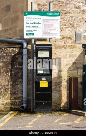 Un consiglio di Wiltshire paga e mostra macchina e firmare in un parcheggio di Wiltshire nella città di Bradford su Avon Foto Stock