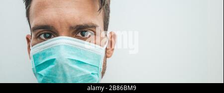 Uomo isolato che indossa una maschera medica. Concetto di coronavirus Foto Stock