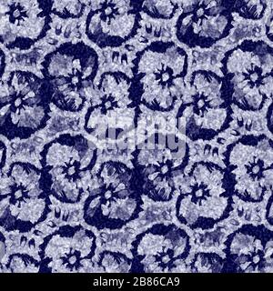 Indigo blu batik tinto pansy fiore effetto texture sfondo. Campione giapponese senza cuciture a ripetizione. Motivo floreale pittorico colore candeggina. Maschile Foto Stock