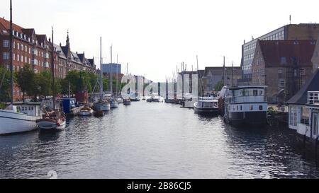 COPENAGHEN, DANIMARCA - 05 LUGLIO 2015: Navi non identificate sul canale Christianshavn fanno una visita turistica in barca attraverso la città Foto Stock