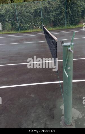 una vista ravvicinata di una vista laterale della rete principale su un campo da tennis Foto Stock