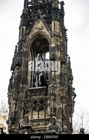 Praga, repubblica Ceca - 19 marzo 2020. Krannerova kasna in parco dalla riva del fiume Smetana Foto Stock