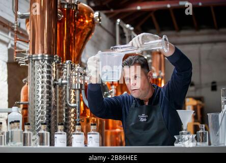 Steven Green, fondatore di Harrogate Tipple, produce un igienizzatore per le mani presso la sua distilleria di gin nel North Yorkshire, mentre la sua azienda inizia a produrre un igienizzatore in linea con le raccomandazioni dell'Organizzazione Mondiale della Sanità per incrementare l'approvvigionamento in occasione della crisi del coronavirus. Foto Stock