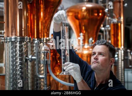 Steven Green, fondatore di Harrogate Tipple, produce un igienizzatore per le mani presso la sua distilleria di gin nel North Yorkshire, mentre la sua azienda inizia a produrre un igienizzatore in linea con le raccomandazioni dell'Organizzazione Mondiale della Sanità per incrementare l'approvvigionamento in occasione della crisi del coronavirus. Foto Stock