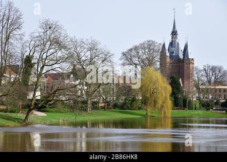 Vista sulle acque che circondano la città di Zwolle nei Paesi Bassi con sullo sfondo la casa di guardia Sassenpoort come parte della cinta muraria Foto Stock
