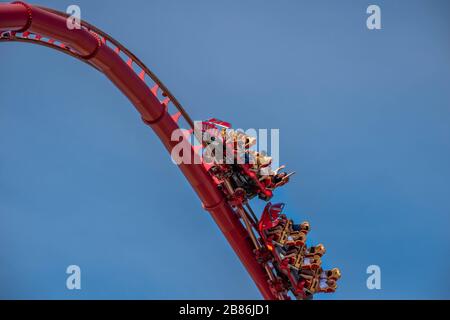 Orlando, Florida. 15 marzo 2020. Persone che godono Hollywood RIP Ride Rockit montagne russe presso gli Universal Studios Foto Stock