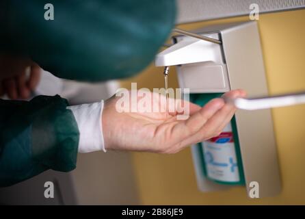 Recklinghausen, Germania. 20 Marzo 2020. Un uomo disinfetta le mani nell'unità di terapia intensiva del Prosper Hospital. A causa della diffusione del coronavirus e dell'aumento del numero di casi, le procedure elettive sono attualmente rinviate a livello nazionale e la capacità del letto di terapia intensiva è aumentata. Credit: Jonas Güttler/dpa/Alamy Live News Foto Stock