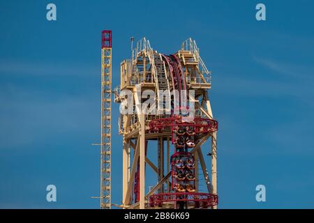 Orlando, Florida. 15 marzo 2020. Persone che godono Hollywood RIP Ride Rockit montagne russe presso gli Universal Studios Foto Stock