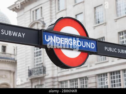 Londra / UK - 22 Febbraio 2020 - cartello della metropolitana di Londra alla stazione di Piccadilly circus nel centro di Londra Foto Stock