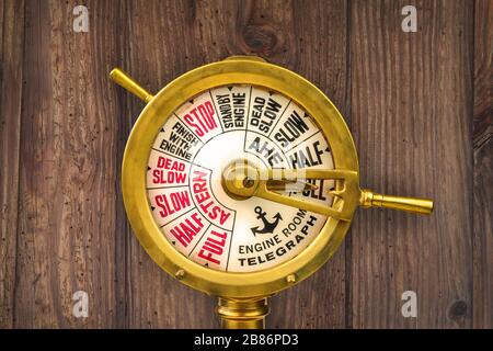 Telegrafo della sala macchine del XIX secolo di fronte ad un vecchio muro di legno Foto Stock