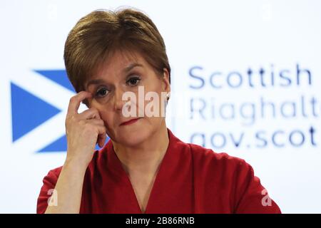 Il primo ministro scozzese Nicola Sturgeon ha parlato durante un briefing sul coronavirus a Edimburgo, mentre il numero dei morti di coronavirus nel Regno Unito ha raggiunto le 144 alle 13.00 di giovedì. Foto Stock