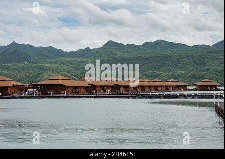 Resort zattera in legno galleggiante con montagna sulla diga a Kanchanaburi, Thailandia Foto Stock