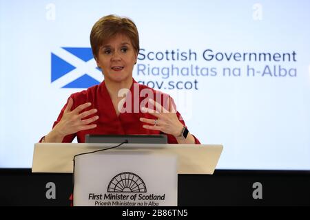 Il primo ministro scozzese Nicola Sturgeon ha parlato durante un briefing sul coronavirus a Edimburgo, mentre il numero dei morti di coronavirus nel Regno Unito ha raggiunto le 144 alle 13.00 di giovedì. Foto Stock