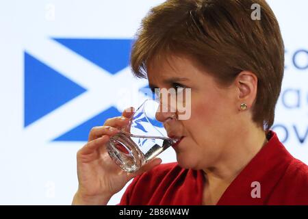 Il primo ministro scozzese Nicola Sturgeon durante un briefing sul coronavirus a Edimburgo, mentre il numero di vittime del coronavirus britannico ha raggiunto le 144 alle 13.00 di giovedì. Foto Stock