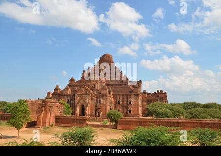 Tempio gigante rosso a mattoni a Bagan Myanmar Foto Stock